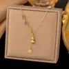 [Collar + Pulsera] Estilo Francés Ins de Lujo Accesible Cadena para Clavícula de Corazón Estilo Dulce Collar de Acero de Titanio con Borla de Corazón de Melocotón para Mujer