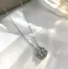 Collar de trébol de acero de titanio para mujer moderno uno multi-uso diseño de nicho sentido de alta calidad lujo ligero cadena de clavícula de corazón de amor