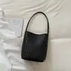 Bolsa de mão casual moderna com textura vintage de alta qualidade, nova 2026, bolsa versátil de ombro único, sob o braço, trançada