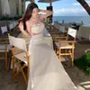 Conjunto de Dos Piezas para Mujer: Top Tubo Blanco Puro de Estilo Resort, Sensual, con Diseño Floral Hueco Tridimensional, y Falda Larga de Retazos de Satén Atmosféricos