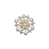 Moda Europeia e Americana Exquisite Broche Duplo Flor Folha Liga de Zinco Pérola Corsage Pin para Terno Vestido Alto Senso