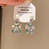 Sussurro Floral de Pérola~Brincos de Tarraxa Flor de Pérola Cravejados com Diamantes Estilo Luxo Leve, Brincos Únicos e Estilosos, Brincos Doces de Nicho Luxo Leve