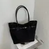Bolsa Tote de Mão Grande Capacidade Nova Estilosa para o Outono de 2026 Fivela de Couro Bolsa Chic Minimalista de Nicho