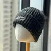 Gorro de Punto de Color Sólido Casual Bordado con Letra para Mujer Otoño Invierno Versátil Streetwear Cálido de Lana Moda Grueso Protección para Orejas