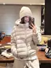 Chamarra acolchada corta con capucha para mujer, nuevo estilo 2026, diseñada para figuras petite, cálida y acogedora, estilo cuello alto, abrigo de algodón de invierno, prenda exterior de moda