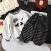 Conjunto de dos piezas para niño con sudadera estampada de cachorros y pantalones joggers a rayas, popular atuendo casual infantil de estilo coreano para primavera y otoño