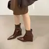 Botas de tornozelo com salto plataforma 2026 novo outono e inverno bico fino elásticas justas pretas retrô versáteis botas Martin para mulheres