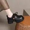 Mocassins de Salto Plataforma Femininos 2026 Chegada Nova Outono Salto Bloco Cadarço com Franja Sapatos Pequenos de Couro Estilo Britânico Marrom Planos