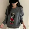 Suéter de Lã com Gola Redonda Estilo Coreano Bordado de Desenho Animado Feminino 2026 Outono/Inverno Novo Malha Solta Macia e Fofa Top
