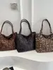 2025 Nuevo Bolso de Hombro Otoño e Invierno Estilo Coreano Retro Estampado de Leopardo Nicho para Viajes Cotidianos Gran Capacidad Bolso de Hombro de Lona Bolso Tote