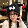 Bonito y peculiar gorro de punto con forma de corazón y ojos grandes para mujer, nuevo estilo otoño/invierno 2025, cálido gorro de lana que hace que la cara se vea más pequeña y protege los oídos