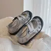 Nuevas Sandalias de Medio Uso para Niños Primavera/Verano Moda de Velcro Unisex Zapatos Cerrados en la Punta Perforados Deportivos Casuales