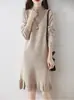 Vestido de punto para mujer de otoño e invierno, cuello medio alto, jersey grueso y cálido, dobladillo de encaje, color liso, falda lápiz de punto suelta de longitud media.