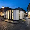 Casa contenedor de bloques de color con puerta de entrada de cristal grande, adecuada para alojamientos en zonas escénicas, campamentos al aire libre y vida móvil