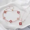 Pulsera de Concha y Trébol de Cuatro Hojas Estilo Lujo Ligero para Mujer, Pulsera de Diseño Nicho Fresca y Versátil, Joyería de Mano de Moda y Única al por Mayor