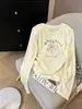 Camiseta de algodón de manga larga para mujer, modelo 2026, con cuello redondo, corte regular y estampado de copos de nieve, moderna y elegante, top rejuvenecedor, perfecta como capa base para el otoño