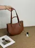 Bolsa de ombro de couro genuíno de grande capacidade para mulheres, nova bolsa tote casual 2026 com padrão de lichia texturizado, bolsa de antebraço fashion