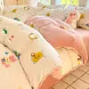 Nuevo juego de ropa de cama de cuatro piezas de grado A para 2026, seguro para bebés, con forro de felpa, engrosado, de terciopelo de leche y suave, cálido, con un estampado fresco y ligero para uso doméstico