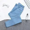 Pantalones de mezclilla azul claro elásticos de talle alto estilo europeo y americano de talla grande para mujer, ajustados, con efecto adelgazante, tipo lápiz que cubren los glúteos para pies pequeños