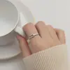 Anillo de lágrima de diamante brillante, minimalista y moderno, un diseño único que combina elementos de ambos estilos, con un motivo de Lágrima de Rupert, anillo abierto para el dedo índice