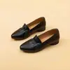 Zapatos de mujer modernos y versátiles, nuevo estilo otoño 2026, zapatos tipo mom de cuero suave de tacón bajo, suela blanda poco profunda, mocasines para mujer
