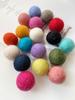 Bolas de fieltro de lana de 2 cm al por mayor, hechas a mano, para hacer colgantes y joyas, accesorios de ropa, material para tocados.