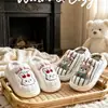 Zapatillas de Felpa con Bordado de Conejo Cereza de Base Engrosada Rayas Mujeres Otoño Invierno Hogar Oso Lindo Interior Antideslizantes