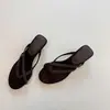 Chanclas tejidas de moda para mujer, nuevo estilo Verano 2026, chanclas con tira de dedo y tacón de cuña antideslizantes para uso en exteriores, zapatos de playa para vacaciones