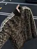 Estilo hip-hop casual americano de rua, jaqueta nicho com estampa de leopardo, design masculino moderno com listras, corte solto e moletom com gola alta
