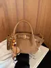 Bolso de mano retro de nicho súper popular para mujer, nuevo bolso tote pequeño cruzado versátil de verano 2026 para el trabajo y los desplazamientos