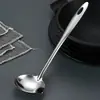 Cuchara separadora de aceite de acero inoxidable, una herramienta de cocina creativa para separar el aceite de la sopa, una cuchara de mango largo de uso doméstico para filtrar el aceite de sopas espesas y una cuchara para escurrir el aceite para olla caliente