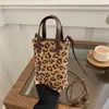 Bolsa Infantil Estampado Leopardo Bolso de Mano Otoño e Invierno Explosiones Adornos Colgantes de Felpa Nicho Versátil Retro Bolso Cruzado para Teléfono Móvil de Mujer Tendencia