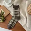 Calcetines de punto de longitud media con estampado floral suave para mujer, otoño e invierno, con un lazo fruncido, en una paleta de colores café, con un estilo universitario retro y un versátil borde de encaje