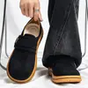 Zapatos casuales deportivos de gamuza para hombre 2026 modelo nuevo sin cordones con velcro para hombre punta ancha zapatos de moda zapatos para aumentar la altura de hombre