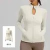Chamarra deportiva para mujer color durazno con diseño de patchwork, cuello alto, efecto adelgazante y bolsillos, adecuada para fitness y yoga