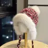 Nuevo Gorro de Punto de Felpa para Mujer en Invierno, Engrosado y Cálido, Gorro Protector de Orejas Pequeñas que Muestra la Cara, Gorro Lei Feng de Bola de Pelo a Prueba de Frío para Exteriores