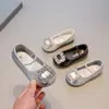 Sapatos de Salto Único com Fivela de Strass para Meninas 2026 Nova Coleção Primavera e Verão Estilo Coreano para Meninas Sapatos de Couro Sapatos de Performance com Solado Macio para Crianças Sapatos de Princesa