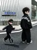 Conjunto de Otoño para Niños 2026 Nuevo Conjunto de Dos Piezas de Chaqueta Deportiva Casual y Pantalones de Chándal Estilo Coreano para Niños