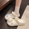 Zuecos de suela gruesa, ligeros, antideslizantes, de verano, suela blanda, con dibujos animados, lindos, estilo nuevo, Sandalias cerradas para mujer 2026
