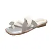 Moda de verano nuevo modelo con un diseño único con pedrería, suela suave elegante, tacón cuadrado, sandalias de tira versátiles