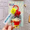 Auténtico Merchandising de Anime Crayon Shin-Chan Muñeco de Dibujos Animados Llavero Colgante Encanto Linda para Mochila de Doraemon Pequeño Regalo