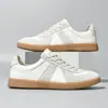 Sapatos Masculinos 2026 Novo Estilo Tênis de Skate Sapatos Casuais Masculinos Nicho Retro Sapatos de Couro de Camurça Camada Superior Sapatos Brancos Tênis de Treino Alemão Tendência