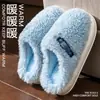 Chinelos de Algodão para Homens, Novo Estilo Outono e Inverno 2026, Casa Interna Espessados Quentes Antiderrapantes Domésticos Chinelos de Pelúcia para Homens