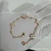 V dourado versão alta L família burro losango pulseira redonda quatro flores madrepérola branca madrepérola rosa fábrica de origem transmissão ao vivo pegar mercadorias