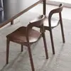 Sillas de comedor al por mayor para uso doméstico, sillas puras de madera maciza estilo nórdico con respaldo, mesas y sillas de comedor de madera maciza de alta gama en color nogal para sala de estar y comedor