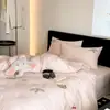 Novo Conjunto de Quatro Peças de Roupa de Cama de Algodão de Fibra Longa 100S Estampado de Desenho Animado para Primavera e Verão Lençóis de Cama Capa de Colcha Roupa de Cama Toalha Infantil Conjunto de Quatro Peças Bordado