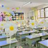 Cartão de mesa escolar cerimônia sentido layout da sala de aula mesa decoração com balões suporte segurando cartão classe do ensino fundamental jardim de infância