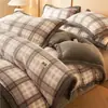 Juego de ropa de cama de cuatro piezas de terciopelo de leche, funda de edredón de forro polar y engrosada de vellón de coral para invierno, juego de sábanas cálidas apto para estudiantes