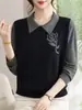 Camisa base de malha com lapela para mulheres, novo estilo outono 2026, top da moda com visual de duas peças para mães de meia-idade, suéter de alta qualidade