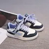 Zapatillas para niñas 2026 otoño nuevo modelo zapatillas deportivas infantiles de suela blanda zapatillas casuales para niños zapatillas transpirables de caña baja con suela blanda
